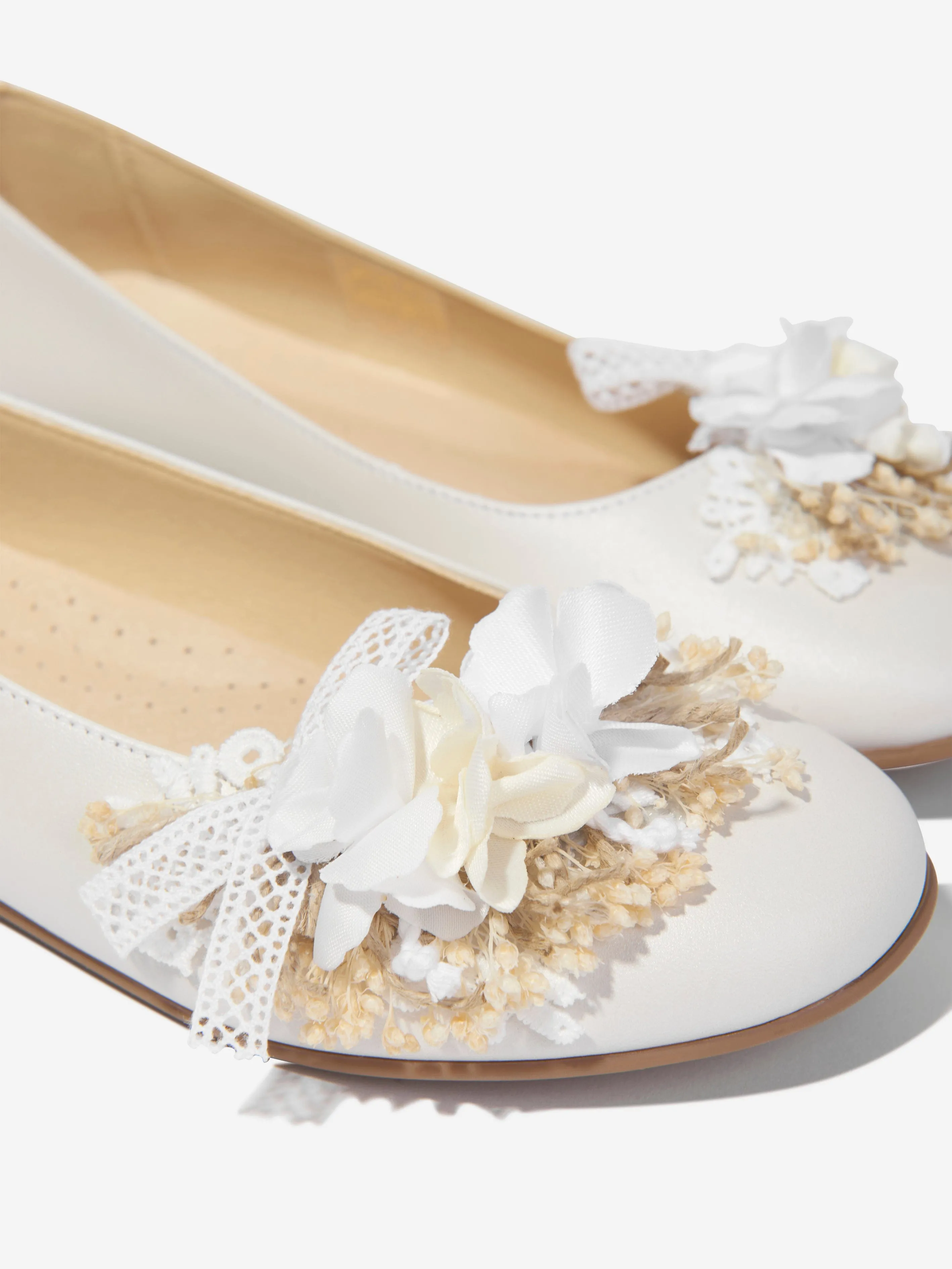 Andanines Girls Leather Flower Ballerina Pumps in Ivory